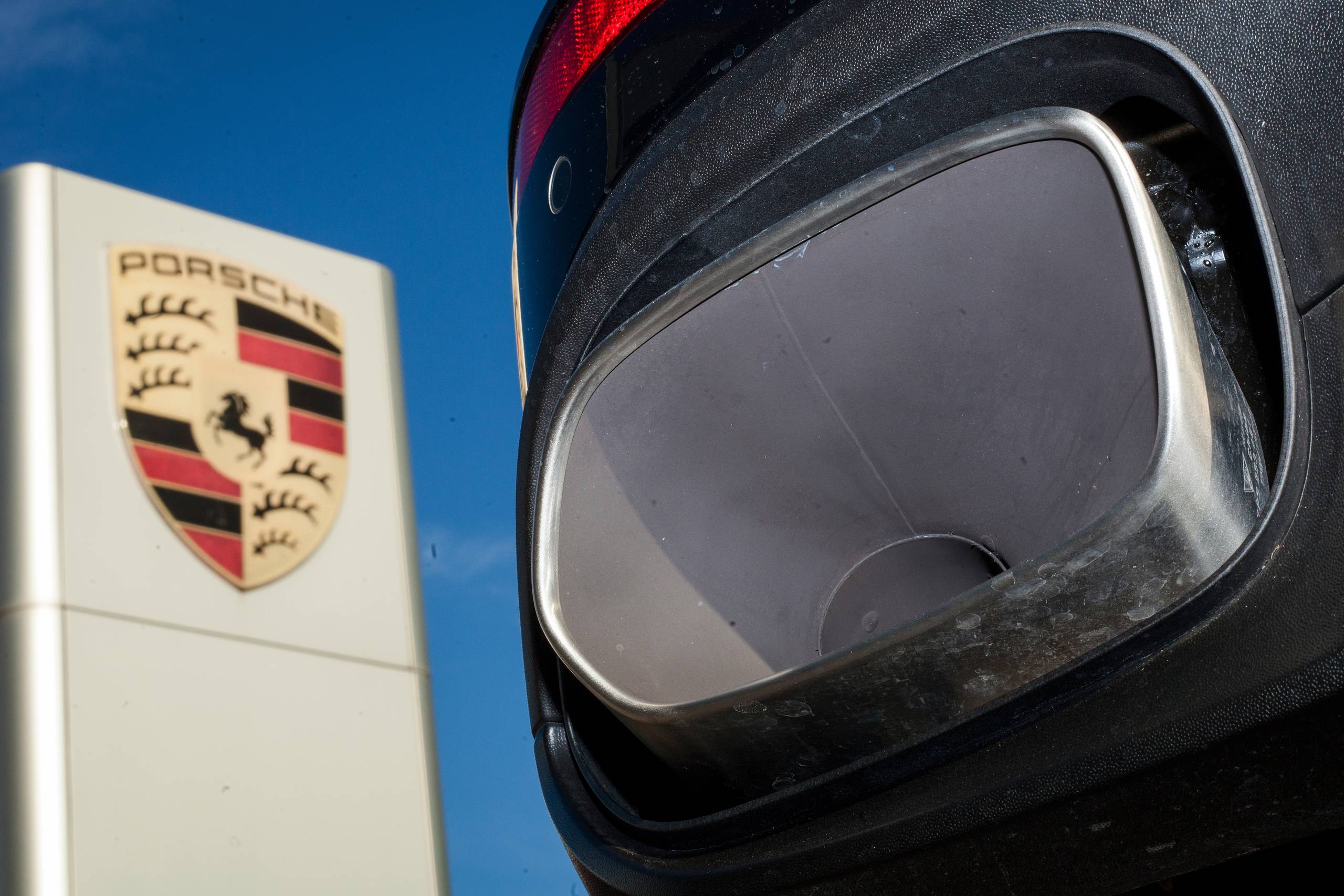 Porsche standsede i juli salget af nye biler, fordi ikke alle modeller kunne leve op til den nye Euro 6-norm for udstødningsgasser. Foto: AP/Christoph Schmidt