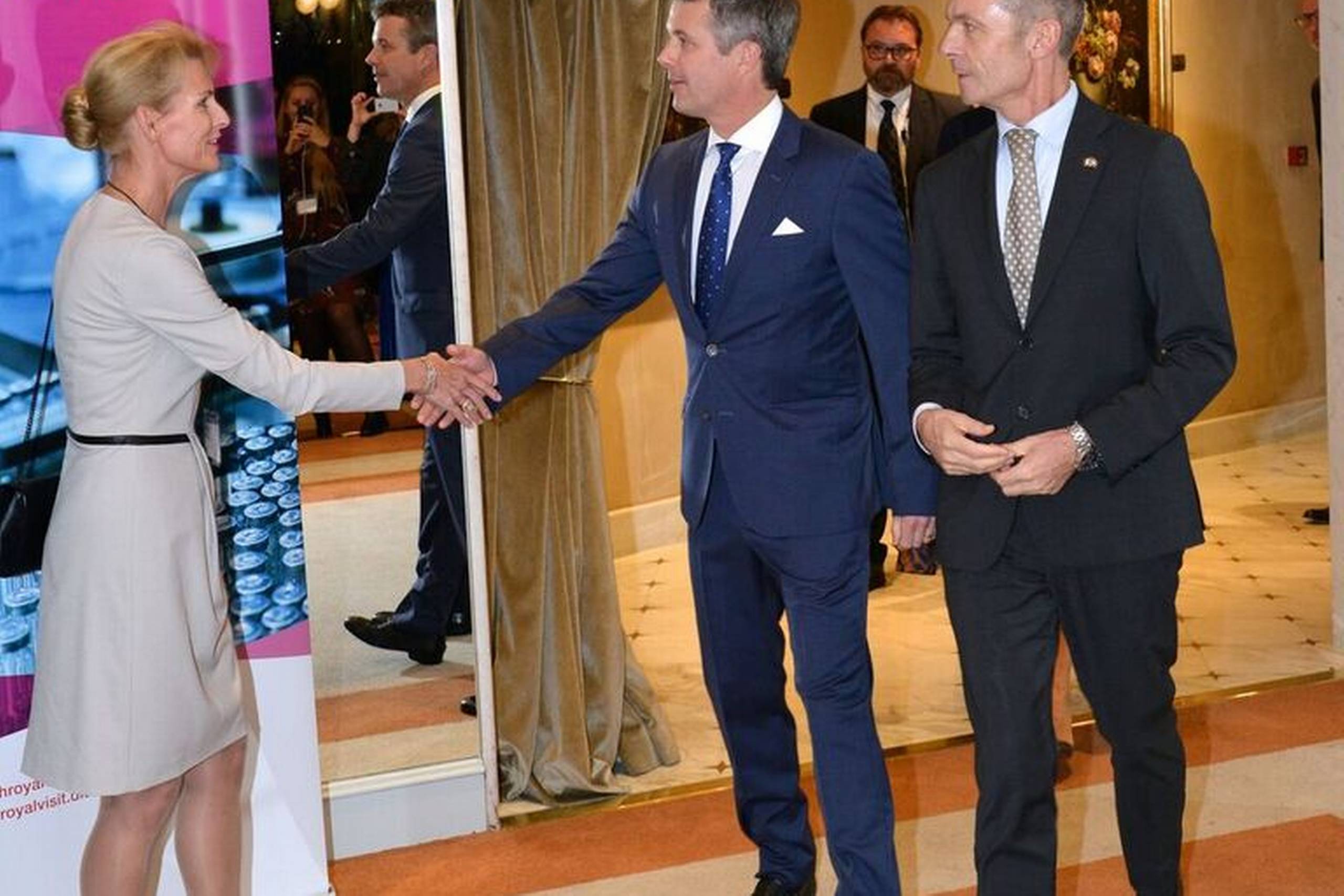 Kronprins Frederik hilser på Tine Roed, direktør for Dansk Industri. Foto: Danish Embassy