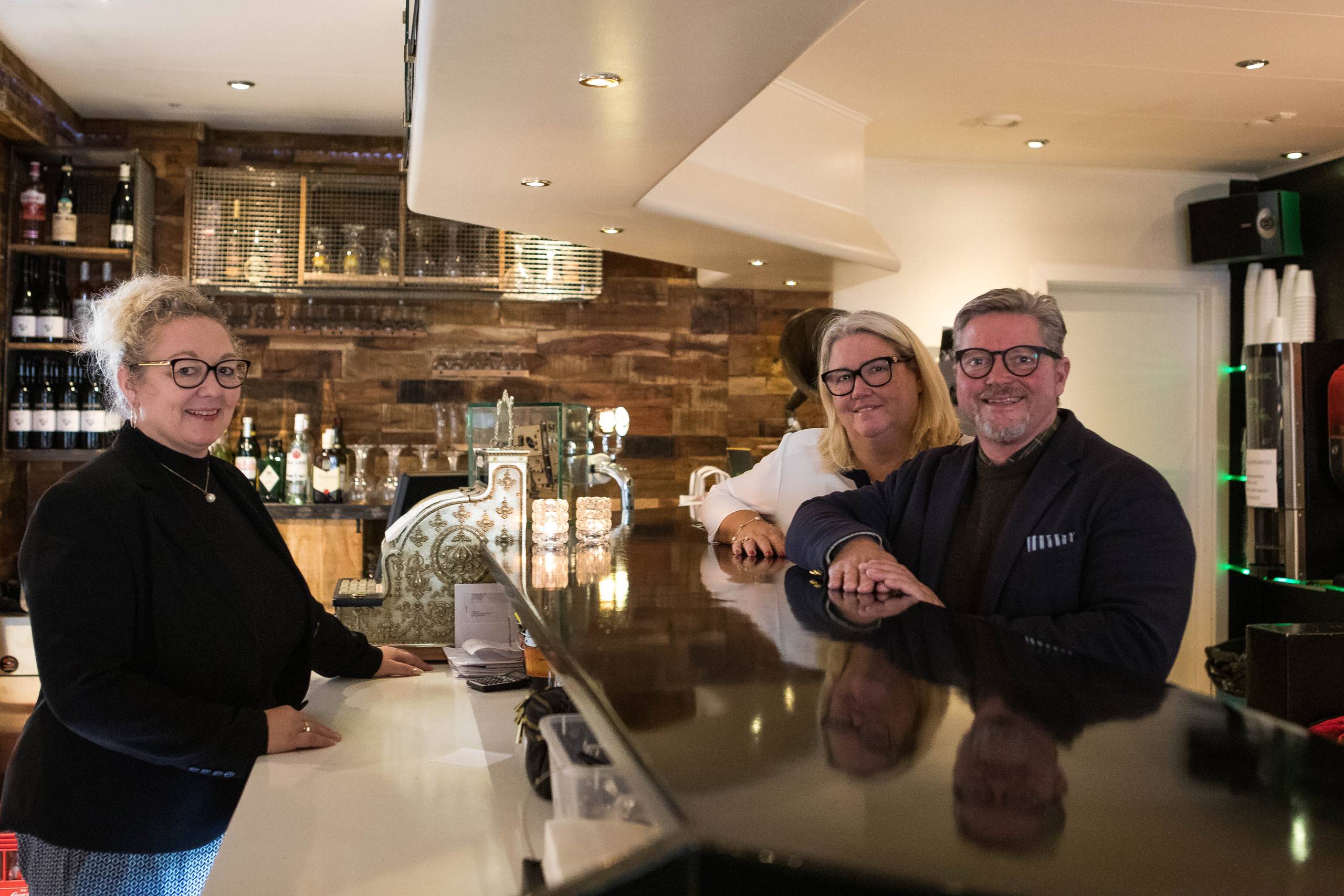 Ægteparret Jan og Dorte Milling ses her henholdsvis til højre og i midten. De er gode for mere end 100 mio. kr. Foto: Milling Hotels
