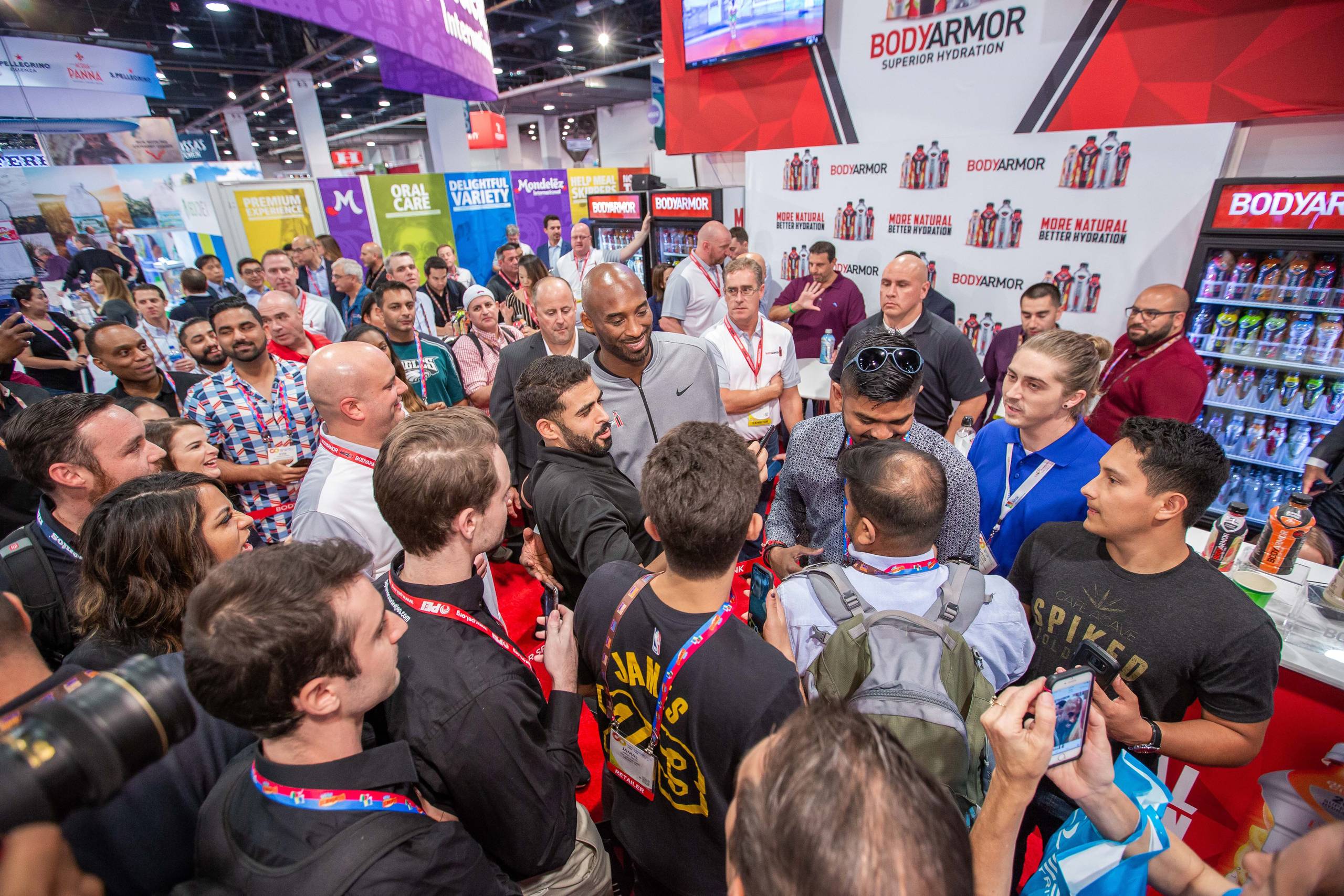 Kobe Bryant draws a crowd to the Bodyarmor booth at the convenience-store trade show in Las Vegas. Foto:: Christian Anguiano/Bodyarmor.