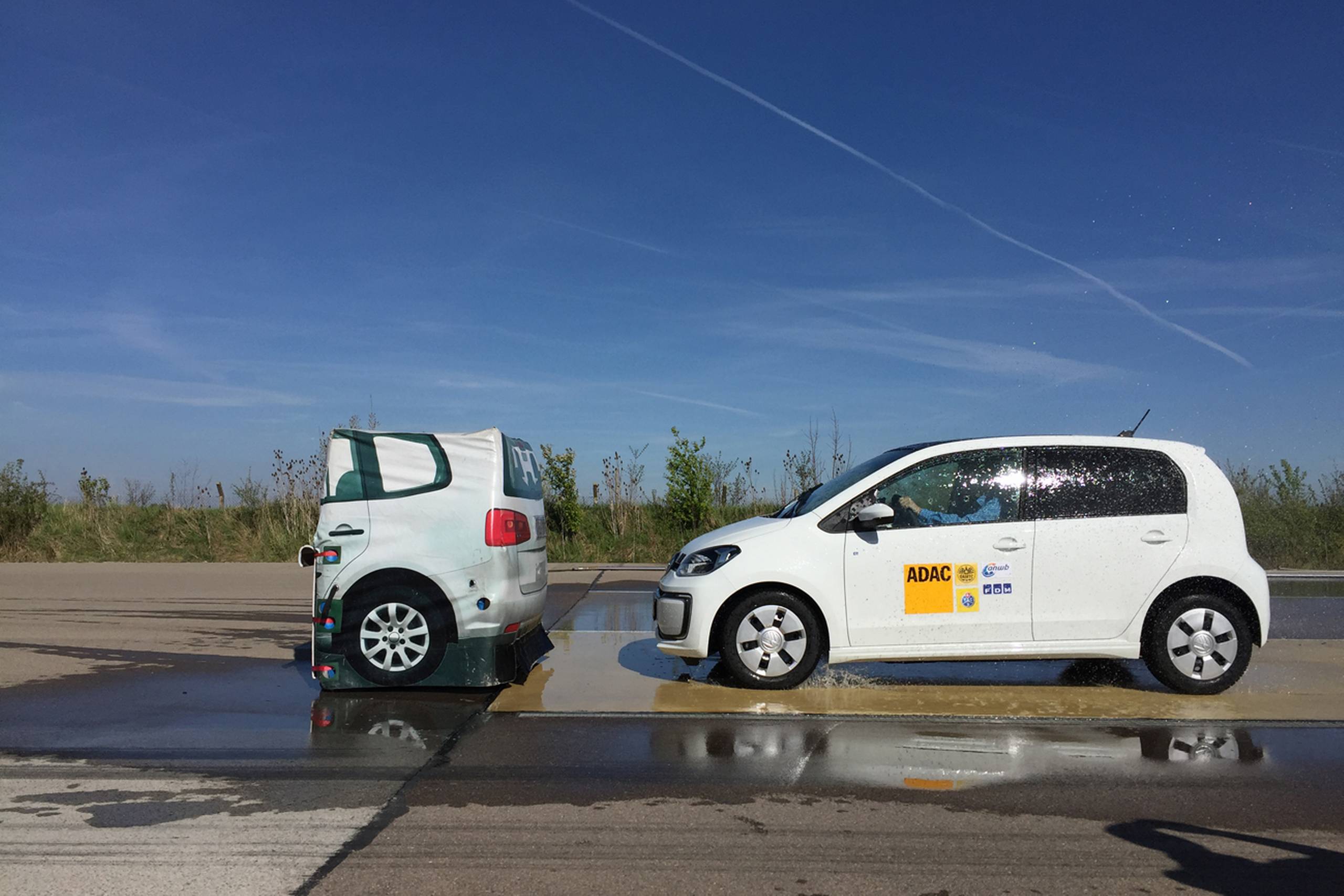 Automatiske nødbremser (AEB) har forbedret sikkerheden i og omkring nye biler markant. I dag stiller Euro NCAP krav om, at nye biler selv skal kunne bremse for cyklister og andre bløde trafikanter. Også i mørke. (Foto: FDM/ADAC)