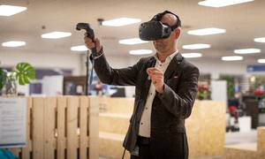 Nogle danske virksomheder satser kraftigt på de nye, digitale muligheder - her er det Fredrik Östbye fra Grundfos' innovationsmiljø, der tester virtual reality. Men generelt halter Danmark bagefter, ifølge en ny, international undersøgelse. Foto: Joachim Ladefoged