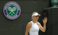 Caroline Wozniacki får næppe glæde af, at kvalifikationsturneringen til Wimbledon kommer til at ligge tættere på det rigtige anlæg. Hun går altid direkte ind i hovedturneringen. Her ses hun fra en kamp i dette års turnering. Foto: AP Photo/Ben Curtis.