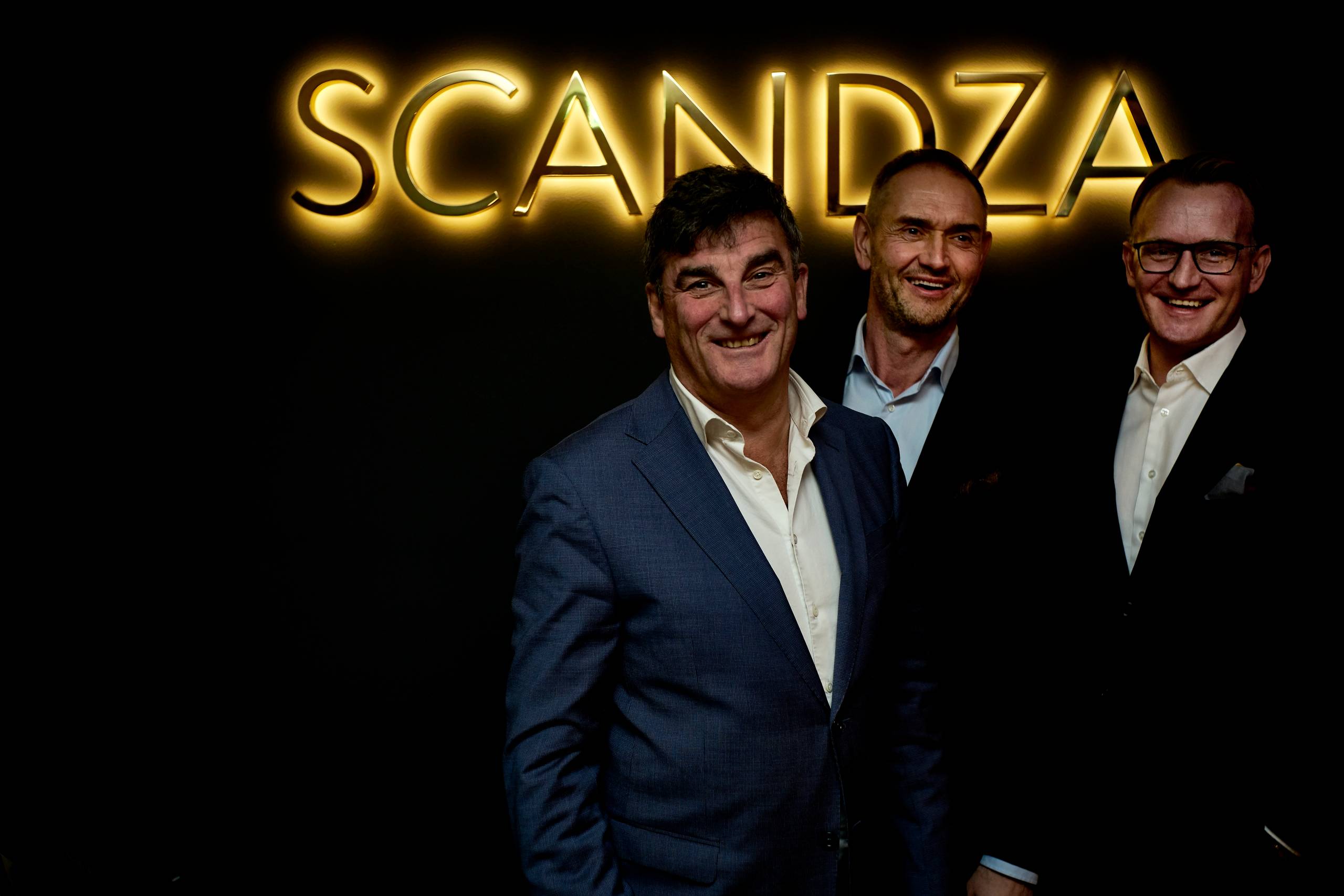 Jan Bodd (tv) og Stig Sunde (m.f.) stiftede Scandza i 2007. Her ses de sammen med partner Karl Kristian Sunde (t.h.). Foto: Studio Dreyer Hensley