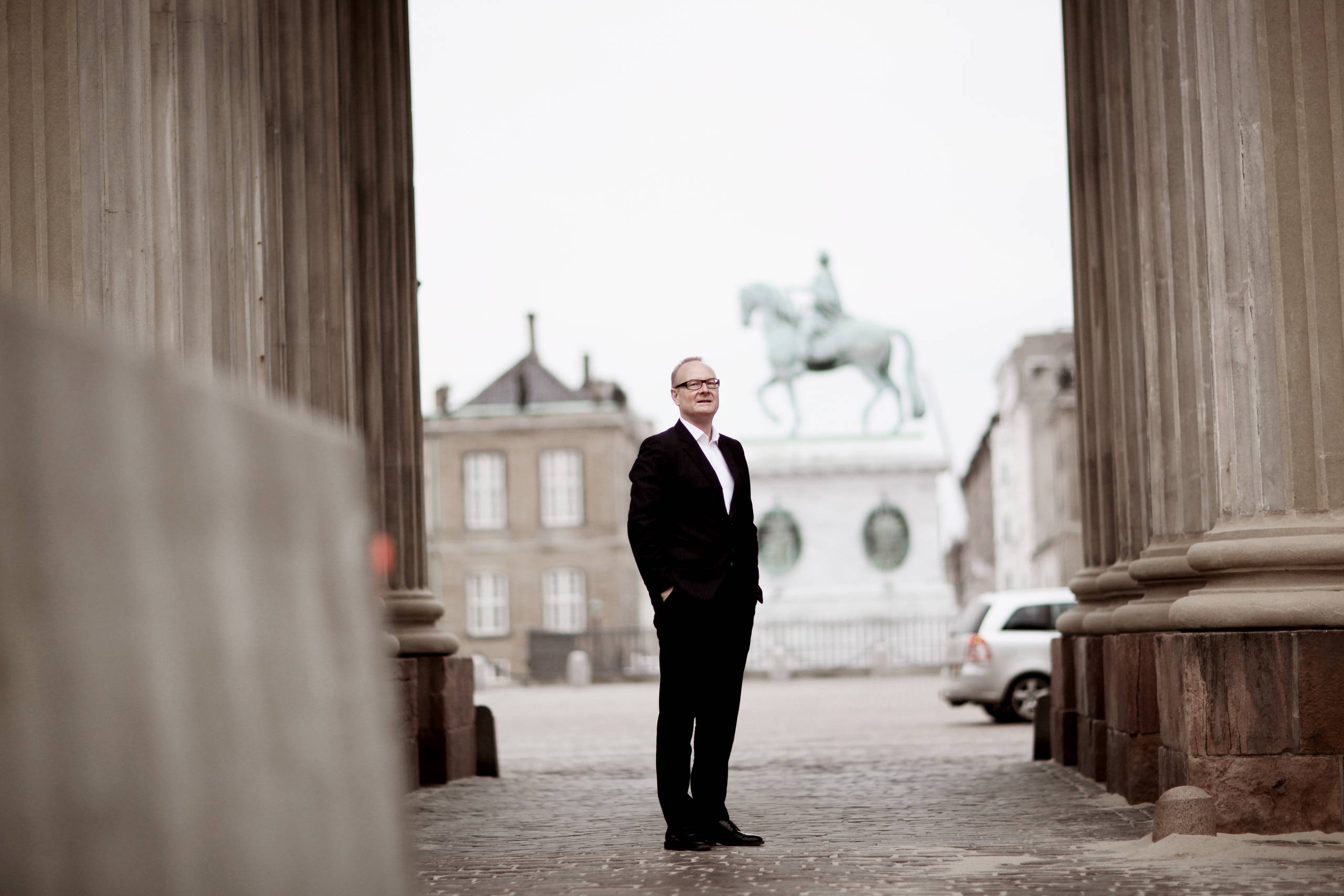 Brandingeksperten Martin Roll er tilknyttet eliteskolen Insead som "distinguished fellow", hvor han skal hjælpe arvingerne til familievirksomheder med at finde deres og virksomhedens rolle fremover. Han er desuden ekspert i branding og asiatiske virksomheder.  Fotograferet ved Amalienborg. Foto: Nicolai Lorenzen