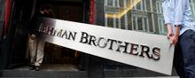 Sindbilledet på en nedsmeltning: Skiltet, der hang over Lehman Brothers' afdeling i London, bæres ind på Christies auktioner for at blive bortauktioneret som en finanskrisesouvenir. Foto: AP/Kirsty Wigglesworth