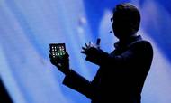 Justin Denison, som er direktør i Samsungs produktudviklingsafdeling, fremviste en prototype af Samsungs sammenklappelige smartphone til en konference i San Francisco i november. Foto: AP/Eric Risberg