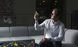 Lego Fondens bestyrelsesformand, Thomas Kirk Kristiansen, har fundet den nye adm. direktør ved det runde bord. Foto: Mathias Svold