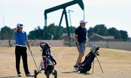 Skiferolie betyder alt i Texas, så derfor lever medlemmerne af Hogan Park Golf Course i oliebyen Midland gerne med en oliepumpe som nabo. Foto: AP/James Durbin