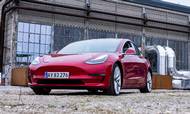 Hvis den planlagte afgiftsstigning fastholdes, vil det udløse store prisstigninger på miljøvenlige biler som denne Tesla model 3 Long Range. Samtidig kan salget af miljøvenlige styrtdykke. Foto: Benny Kjølhede