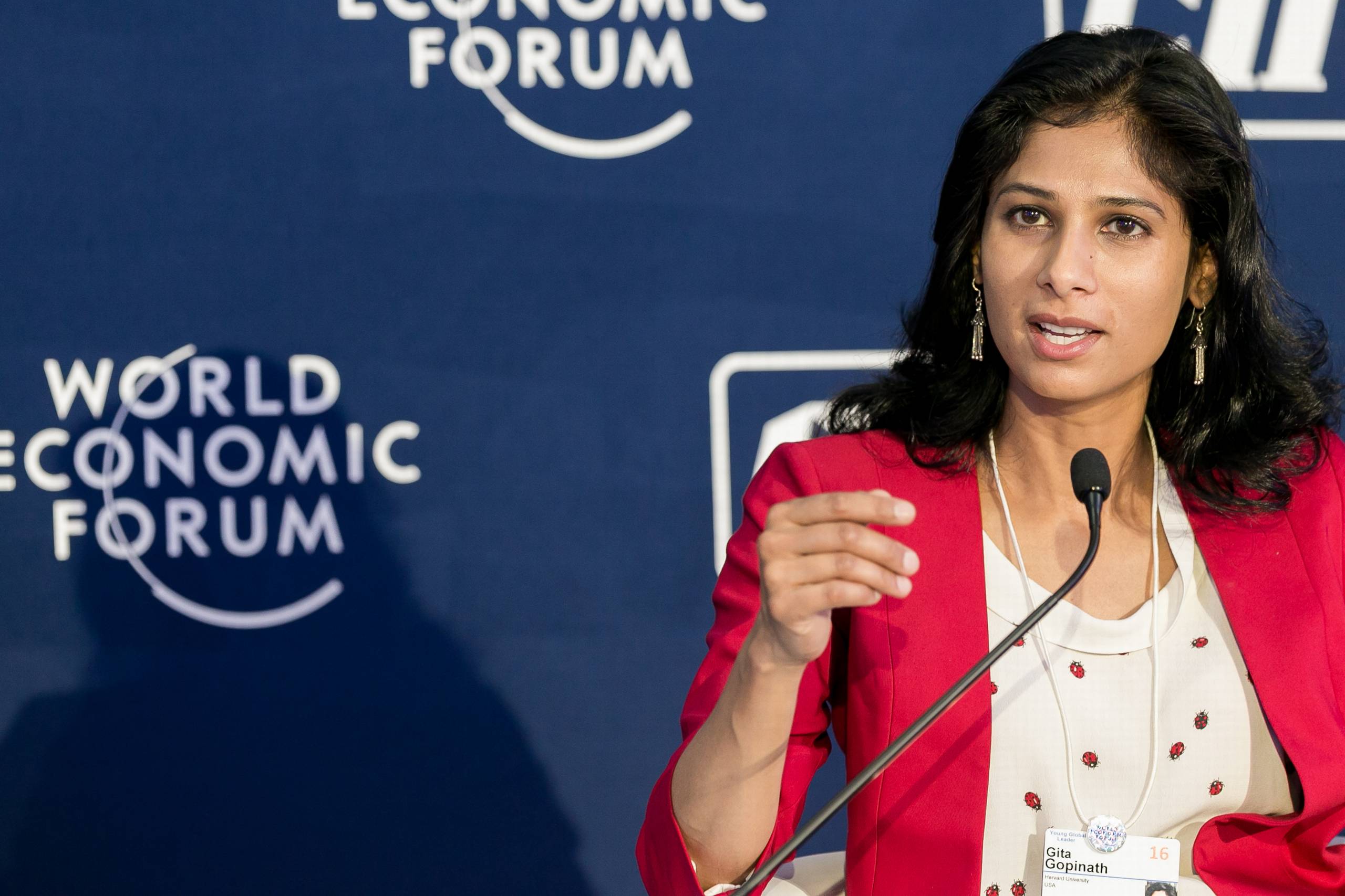 »Verdens regeringer bør i særlig grad være opmærksomme på, at renten i mange lande vil forblive lav mange år ind i fremtiden,« siger IMF's cheføkonom Gita Gopinath. Foto: WEF/Benedikt von Löbell