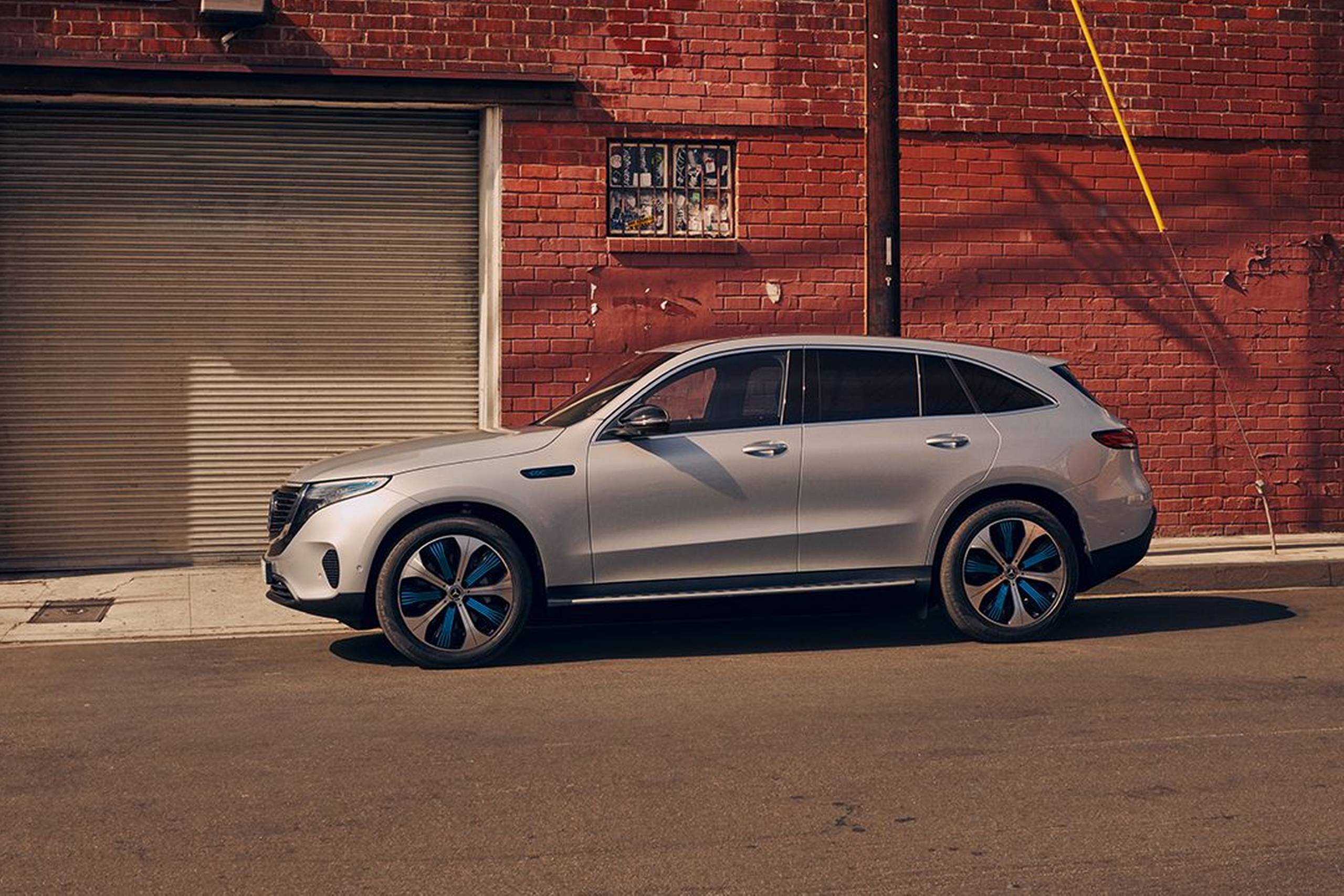 Den nye elektriske Mercedes EQC kan gå fra 0-100 på 5,1 sek og har en rækkevidde på 445-471 km ved blandet kørsel, hævder bilproducenten. Foto: Mercedes.
