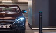 Mercedes og Bosch har fået godkendt et automatisk parkeringssystem, hvor føreren af bilen får sin bil parkeret via en app på mobilen. Foto: Daimler.
