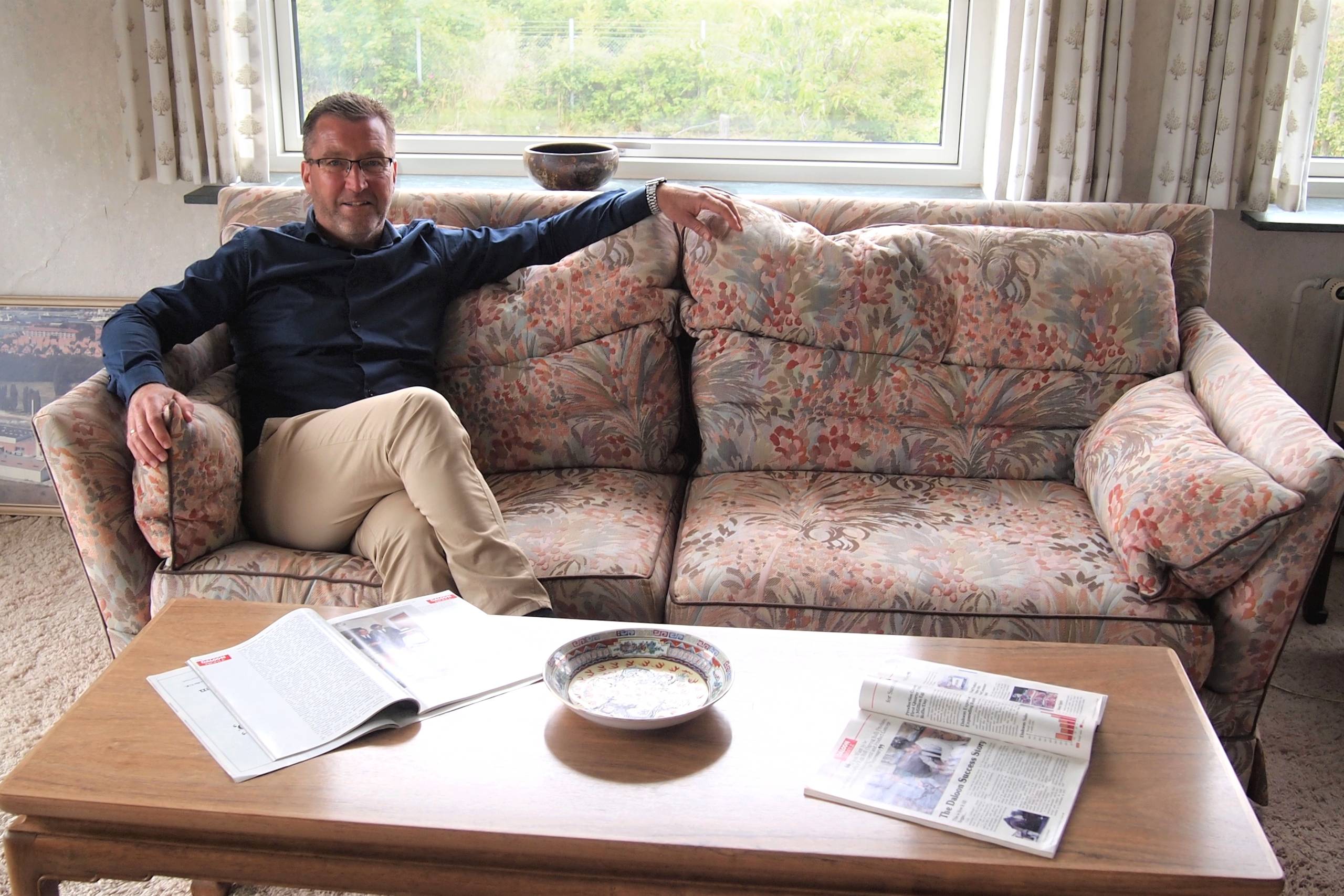 Peder Andersen, adm. direktør i Daloon fra Nyborg, hvor man har beholdt de gamle mødelokaler med bl.a. avisudklip fra gennem tiden og kinesiske artefakter. Foto: Anine Holmelund Frandsen/Watch Medier