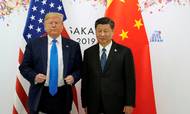 Verden venter på præsident Xi Jinping og Kinas endelige reaktion på den amerikanske præsident Donald Trumps trussel om nye toldtariffer på kinesiske varer. Imens sælger investorerne ud af deres aktier i Emerging Markets. Foto: REUTERS/Kevin Lamarque.