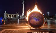 Danskerne er bekymrede for klimaet. Her ses kloden i brand i forbindelse med en Greenpeace protest i Ungarn i den forløbne uge. Foto: AFP