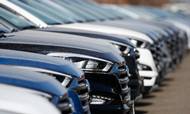 En række usolgte Santa Fe-modeller ved en Hyundai-forhandler i Denver i staten Colorado er vidnesbyrd om nedgangen i bilsalget i USA. Foto: AP/David Zalubowski