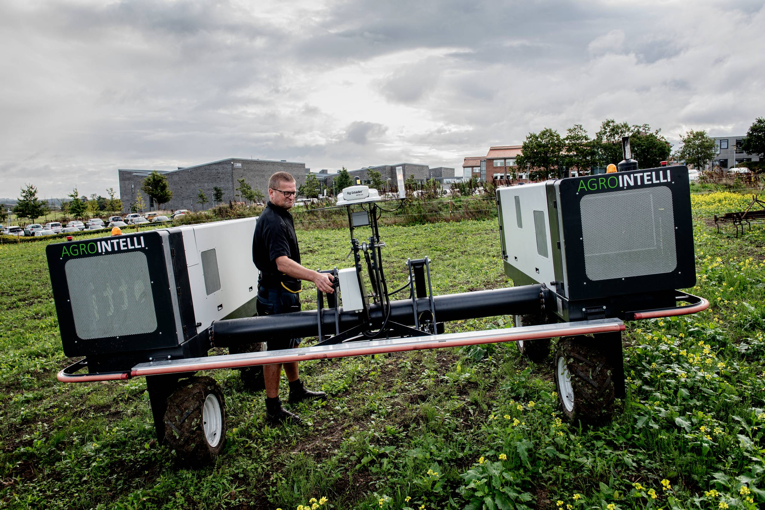 Foto: Casper Dalhoff
Agro Food Park har 10 års jubilæum.

Kristian Møller fra videncentret og firmaet Agrointelli, som laver robotter til landbruget.