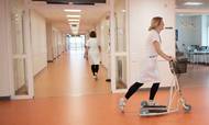 Sygeplejerske på løbehjul på gangene på Aarhus Universitetshospitalet i Skejby. Foto: Stine Rasmussen