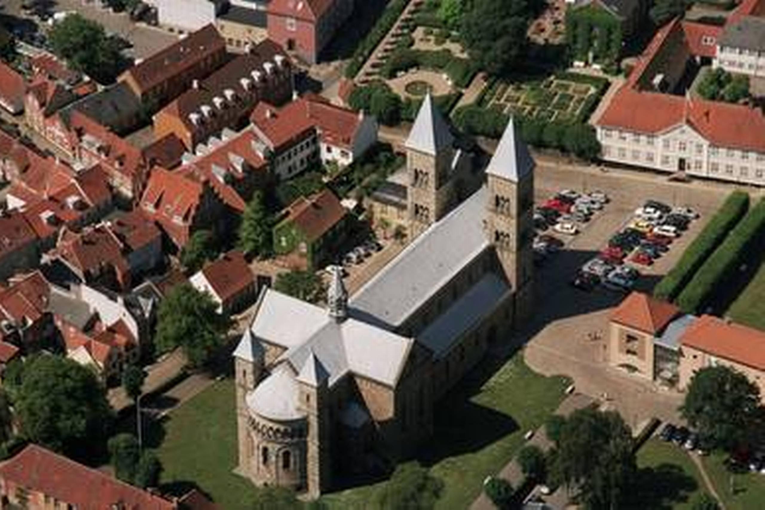 I ejendommen i billedets øverste højre hjørne foran Viborg Domkirke holder størstedelen af Frank Brøndum og Brøndum-familiens ejendomsselskaber til. Foto: Viborg Kommune