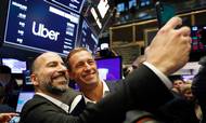 Uber gik på børsen i maj 2019 og her tager selskabets topchef Dara Khosrowshahi (tv.) en selfie i den anledning. Siden er aktiekursen aldrig rigtig taget af. Foto: Richard Drew