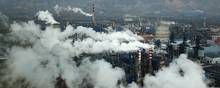 Røg og damp vælter op fra stålværk i Hejin i Kina, der står for halvdelen af verdens kulforbrug. Foto: AP/Sam McNeil