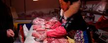 Udbrud af svinepest har kostet 200 mio. grise livet i Kina. Det har udløst ekstreme prisudsving, som øger risikoen for tab i danske handelshuse.
Foto: GREG BAKER / AFP