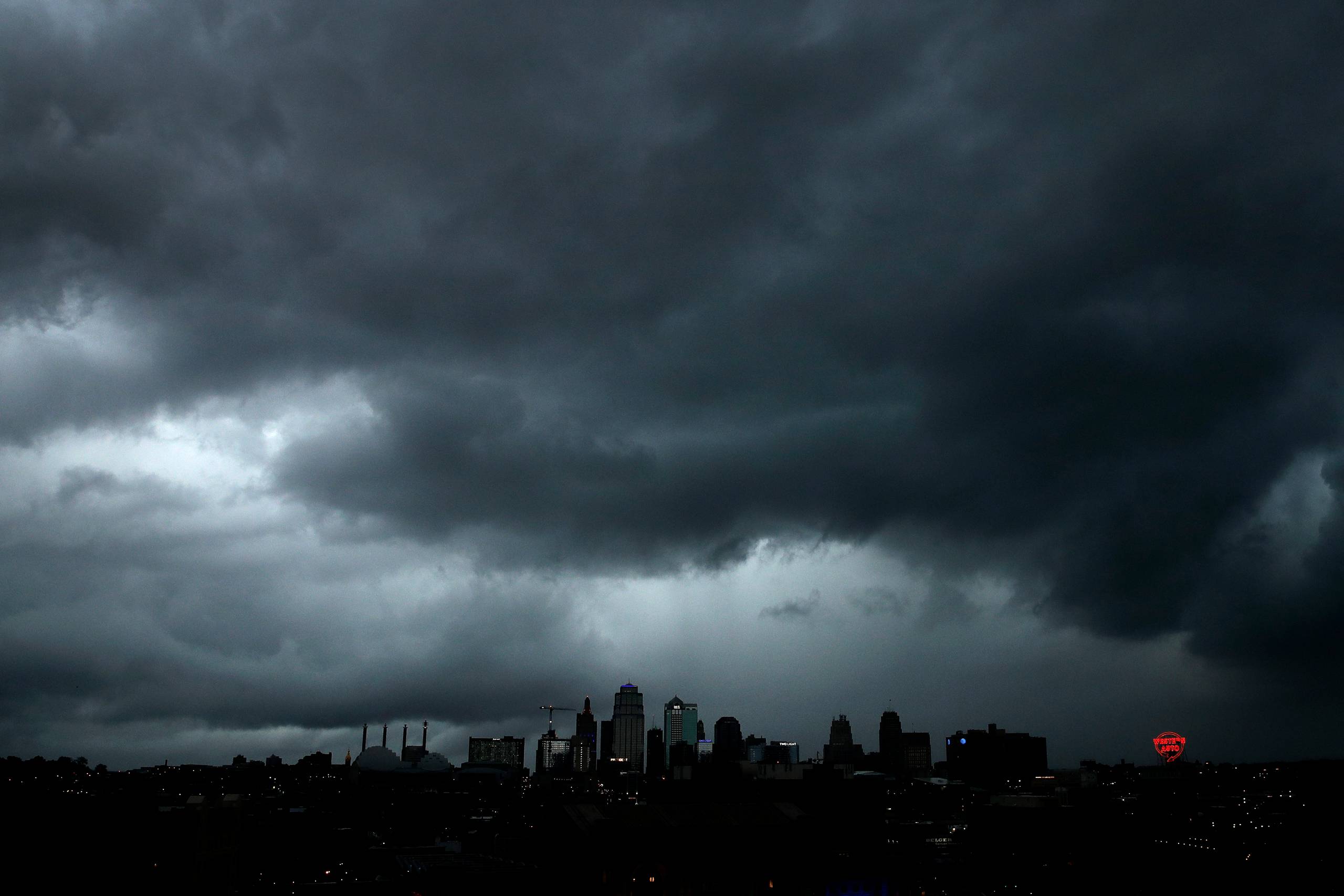 Mørke skyer trækker sammen over Kansas City i USA i maj i fjor, og kort tid efter rammes området af adskillige tornadoer. Foto: AP/Charlie Riedel