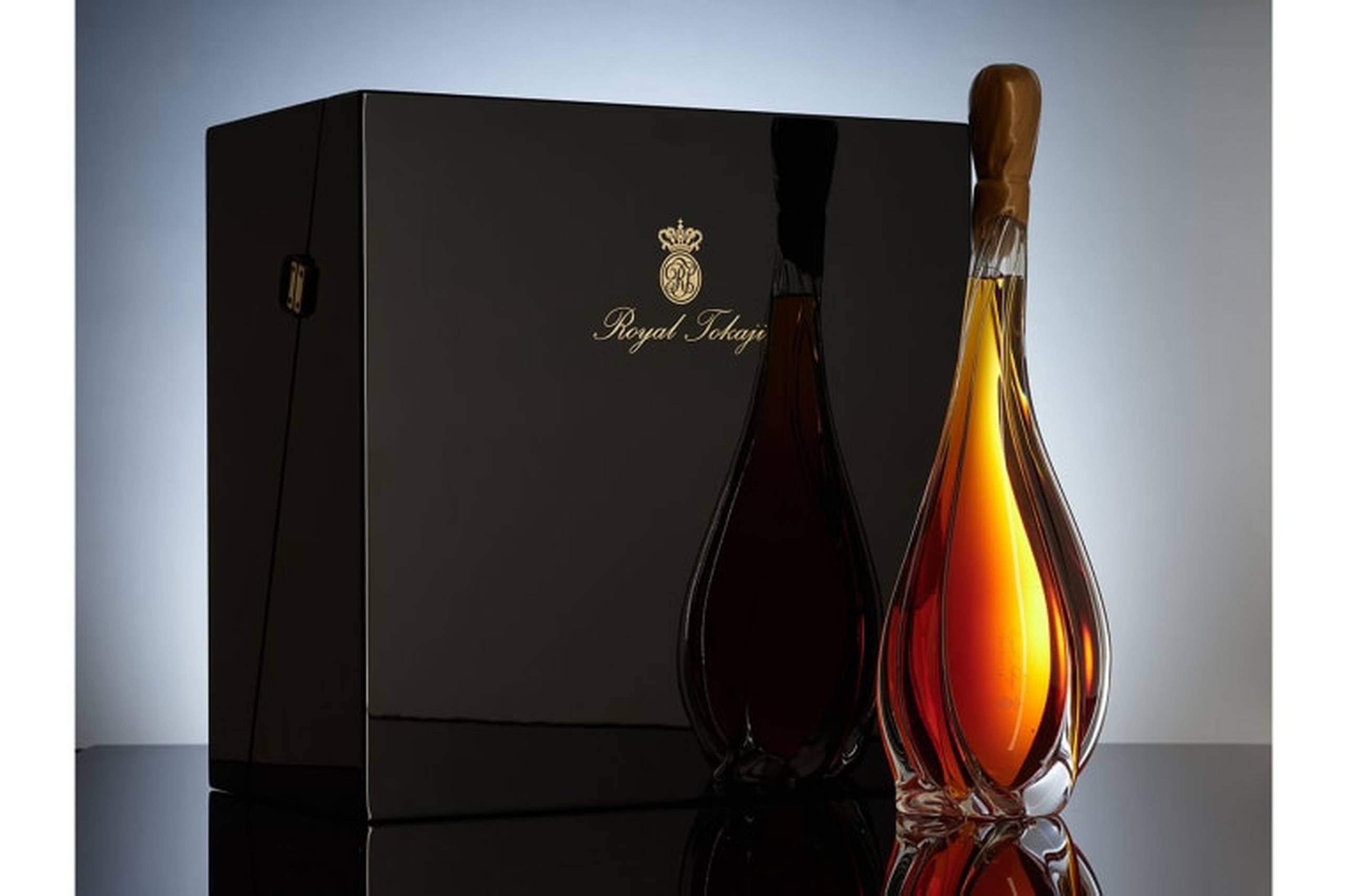 Man får både en eksklusiv kasse og flaske med, hvis man betaler den tårnhøje pris for denne ungarske Tokaj. Foto: Royal Tokaji Wine Company.