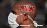 ”Værdighed” står malet på hovedet af denne mand ved en demonstration i Chiles hovedstad Santiago for en uge siden, der sammen med de foregående i de seneste tre måneder har handlet om ulighed. Foto: AP/Fernando Llano