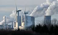 Får virksomheden sin elektricitet fra det brunkulsfyrede kraftværk i baggrunden eller vindmøllerne i forgrunden? Svaret er afgørende i forhold til ESG-regnskabet. Foto: AP/Martin Meissner