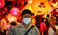 Det kinesiske nytår plejer at være en festlig omgang og et forbrugerbrag af de helt store. I år risikerer coronavirussen dog at forpurre festlighederne. Foto: Antonov Mladen / AFP