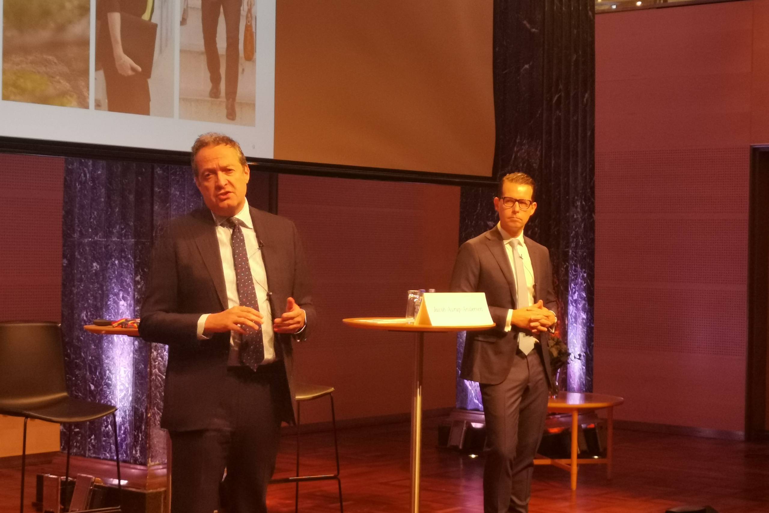 Topchef Chris Vogelzang fremlægger Danske Banks regnskab for 2019 sammen med Jacob Aarup-Andersen, der er midlertidig økonomidirektør og direktør for den danske del af banken. Foto: Kristoffer Brahm