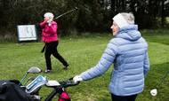 Pensionisterne - her på en golfbane i Esbjerg - skal ikke frygte for deres ATP-ydelse, lyder det fra pensionskassen. Foto: Gregers Tycho