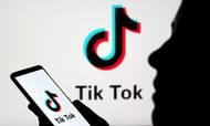 Det dårlige forhold mellem USA og Kina har sendt den populære kinesiske app Tiktok ud i et stormvejr med et amerikansk forbud hængende over hovedet. Nu blander Kinas regering sig med en ny lov. Foto: Reuters/Dado Ruvic/Illustration