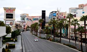 En enlig taxa leder forgæves efter kunder på Las Vegas Boulevard - bedre kendt som The Strip. For første gang siden attentatet mod præsident Kennedy i 1963 er samtlige kasinoer, restauranter og barer beordret lukket i 30 dage. Foto: Getty Images/AFP/Ethan Miller