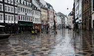 Øde gader og lukkede butikker har de seneste uger præget bl.a. Strøget i København. Handelsforeningen opfordrer nu medlemsbutikkerne til atter at åbne. Foto: Gregers Tycho