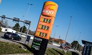Benzinprisen er den laveste i fem år, men mange forbrugere har ingen glæde af det. Foto: Ritzau Scanpiz/Henning Bagger