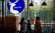 Det er blandt andet problemer med det børsnoterede kinesiske selskab Luckin Coffee, der får Nasdaq til at stramme kravene til selskaberne forud for en børsnotering. Foto: AP Photo/Mark Schiefelbein