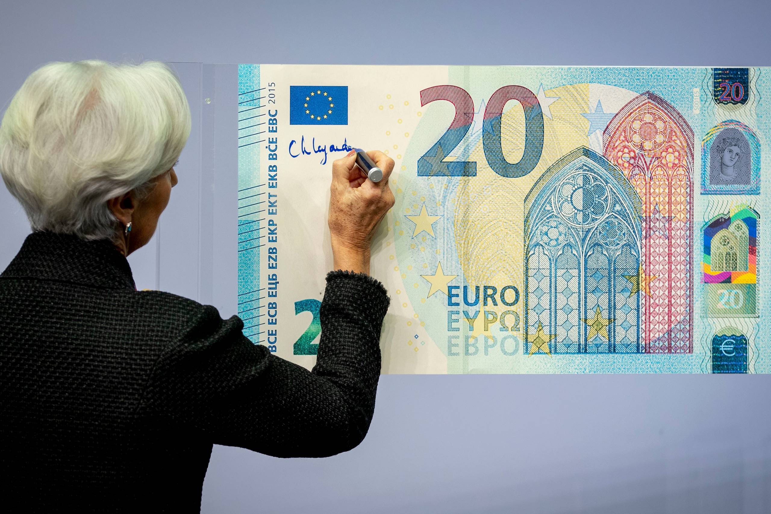 Christine Lagarde arbejdede fra ECB-siloen i Frankfurt am Main, men de øvrige medlemmer af centralbankens styrelsesråd var henvist til virtuel deltagelse i torsdagens møde. Foto: AP/Michael Probst