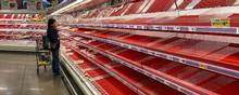 Kølediskene i mange amerikanske supermarkeder er nu gabende tomme. Flere store slagterier i USA er lukket pga. coronasmittede medarbejdere, og samtidig eksporterer slagterierne rekordstore mængder til Kina. Foto: Brad Brooks/reuters