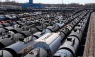 Som et synligt tegn på overfloden af olie står endeløse rækker af fyldte råolietankvogne står på godsbaneterrænet i Chicago og venter på at blive sendt til et raffinaderi med ledig kapacitet. Foto: AP/Charles Rex Arbogast