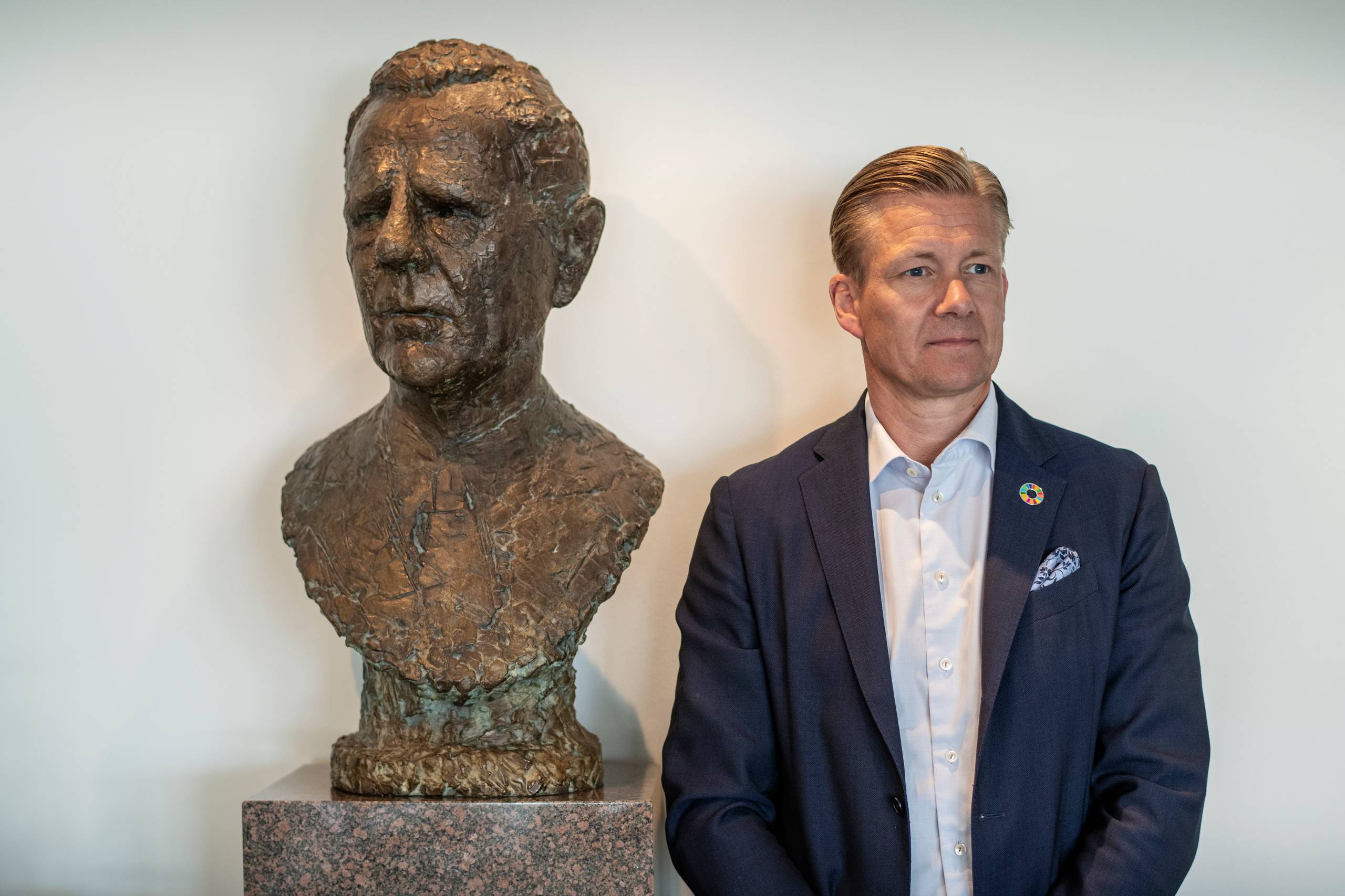     Portræt af Poul Due Jensen, tredje generation i Grundfos-familien med busten af sin farfar Poul Due Jensen grundlægger af Grundfos.  Foto: Joachim Ladefoged.