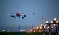 Der er stadig langt mellem flyene, som letter til internationale destinationer.
AP Photo/Gero Breloer
