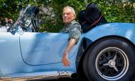 Karsten Ree, der fylder 75 år torsdag, i sin lyseblå sportsvogn, en Shelby Cobra fra 1977. Foto:Stine Bidstrup