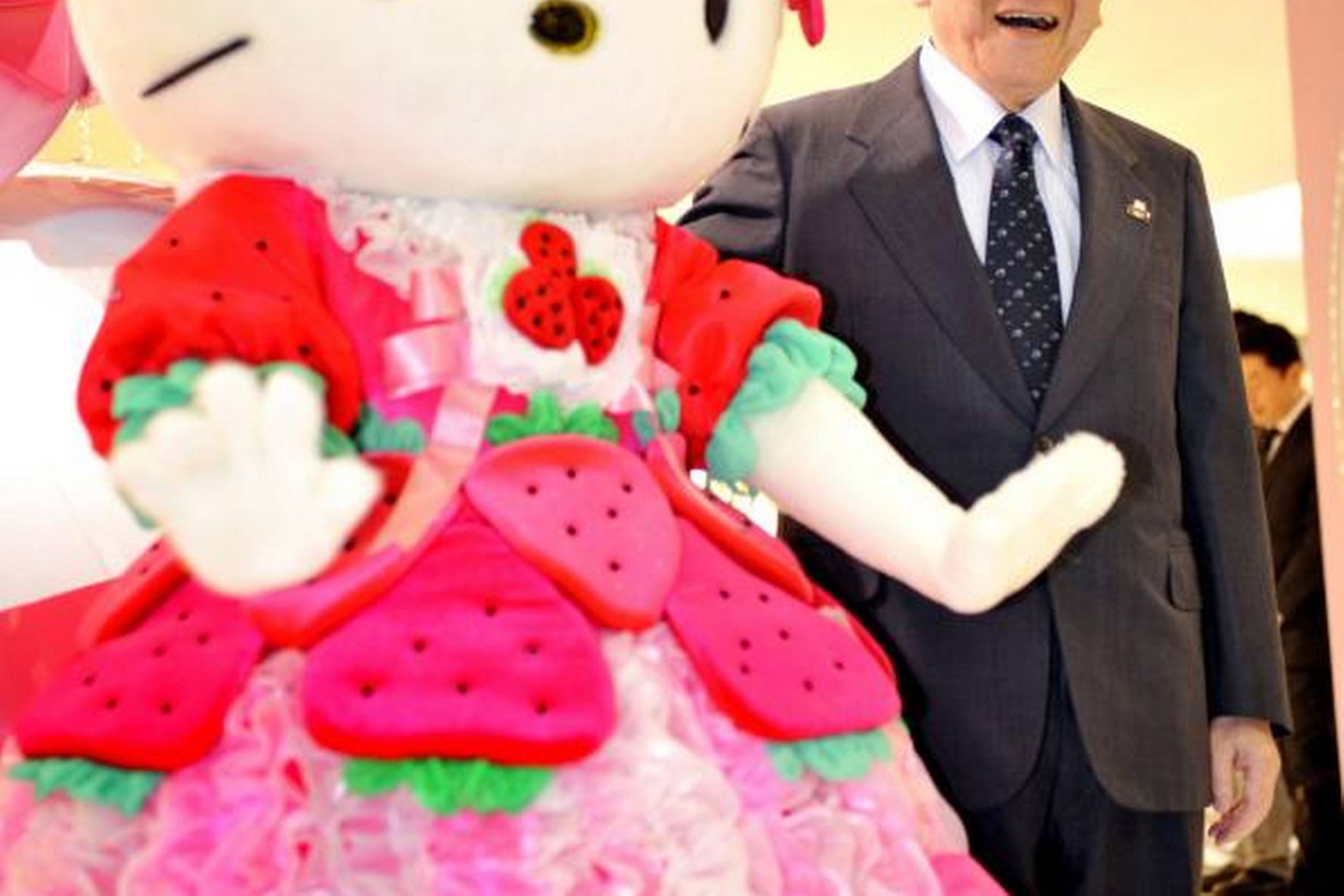 Shintaro Tsuji smiler ved siden af sin berømte Hello Kitty-skabning ved en festlig lejlighed for nogle år siden. Hello Kitty betragtes som et af verdens mest succesfulde marketingbrands. Foto: Reuters.