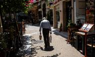 Tomme gader i Athen. Restauranterne er atter åbne, men turisterne har ikke vist sig endnu. Foto: AP/Yorgos Karahalis