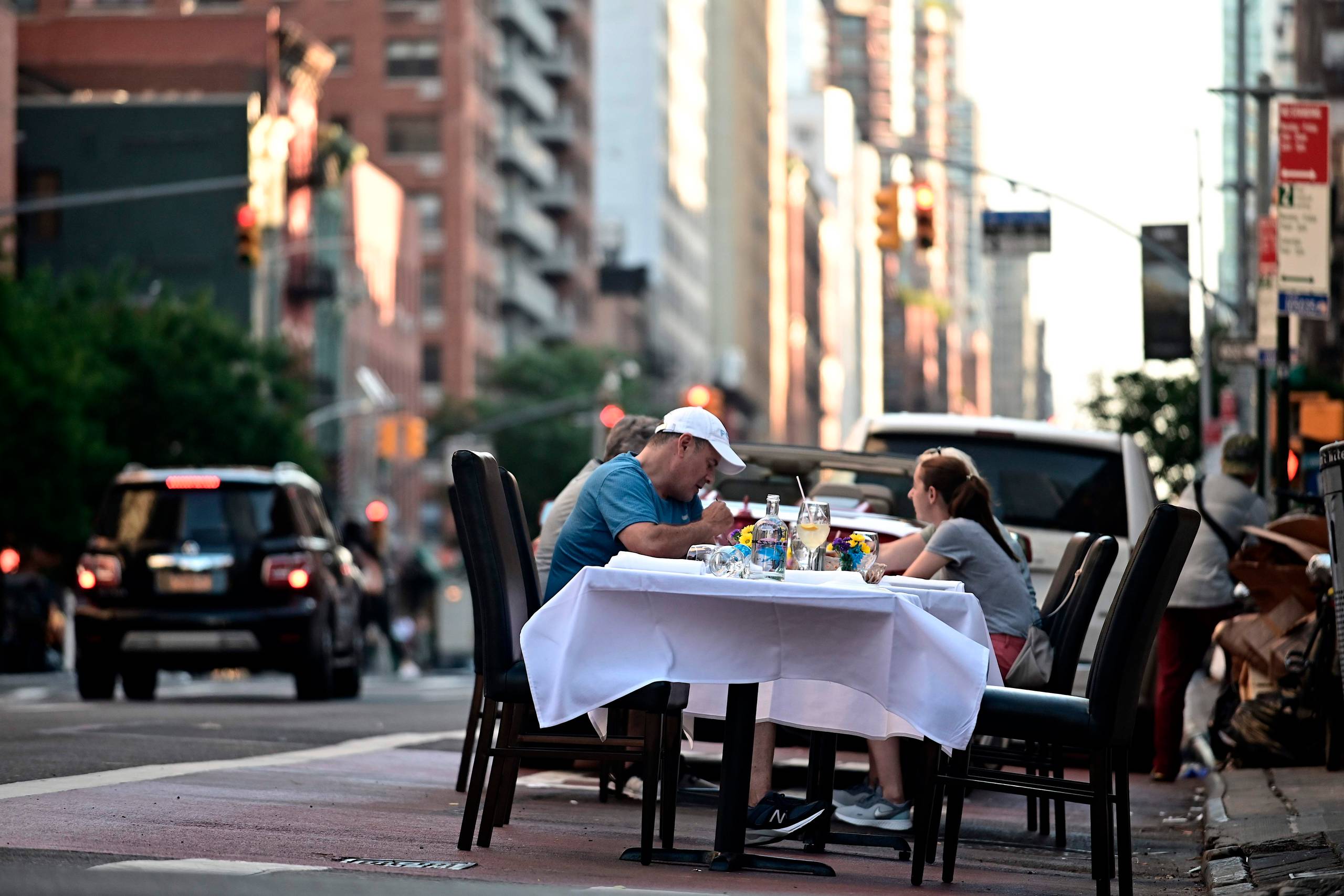 New York har været den hårdest ramte by i USA, men er nu i 2. fase af genåbningen, hvor friøsrer kan genåbne, og restauranter må servere udendørs. Andre steder i USA er antallet af nye coronatilfælde rekordhøjt. Foto: AFP/Johannes Eisele  