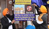 Ingen Tik Tok her: Indiske sikher hænger et banner op foran indgangen til et tempel. Den indiske stat forbød mandag den ellers populære, kinesiske app. Foto: NARINDER NANU / AFP/Ritzau Scanpix