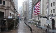Wall Street ligger øde hen på grund af coronapandemien. De ansatte i USA's finanscentrum arbejder hjemmefra, og handlen på New York Stock Exchange (bygningen med det amerikanske flag) har ikke været påvirket. Foto: AP/Ted Shaffrey
